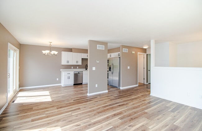 Building Photo - 1410 S River Rd