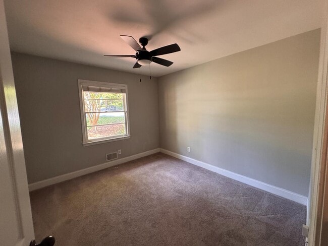 Building Photo - 2002 E Drew Valley Rd NE