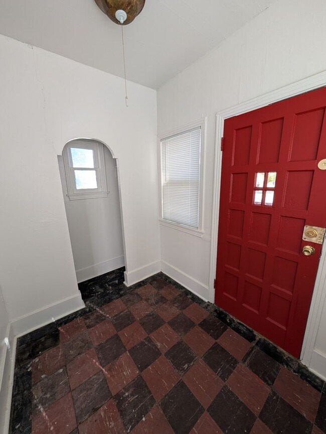 Building Photo - 921 5th St