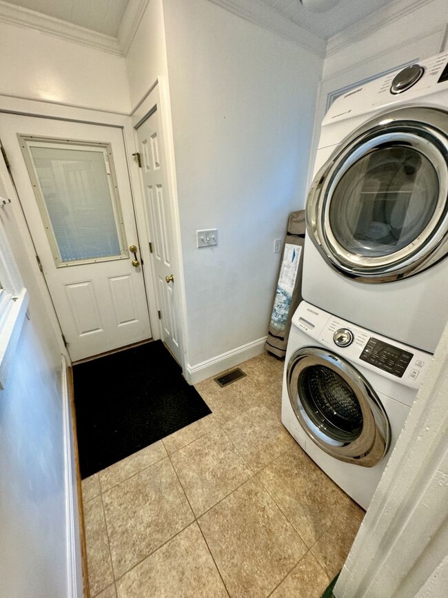 Building Photo - OAKLETTE