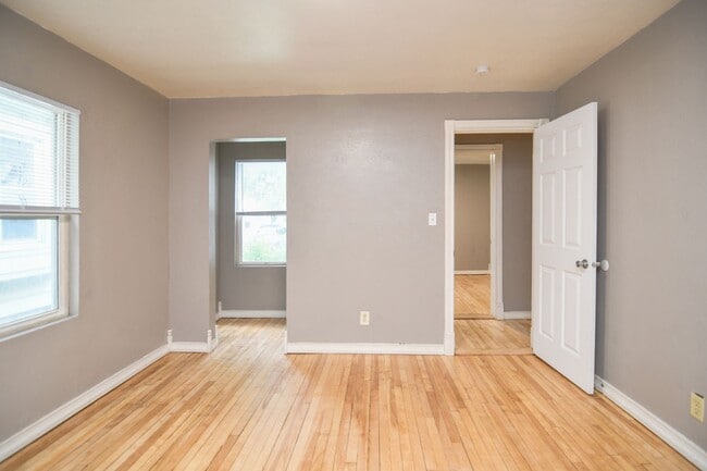 Building Photo - 4 Bed 1 Bath Single Family Home
