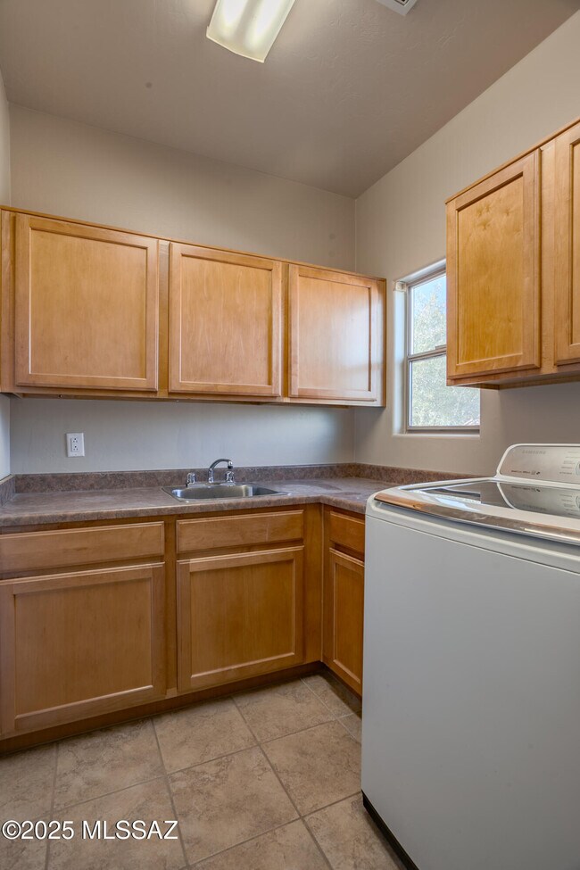 Building Photo - 6161 N Placita San Agustin