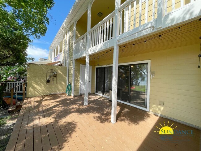 Building Photo - Stunning 3 Bedroom Townhome in Shalimar!
