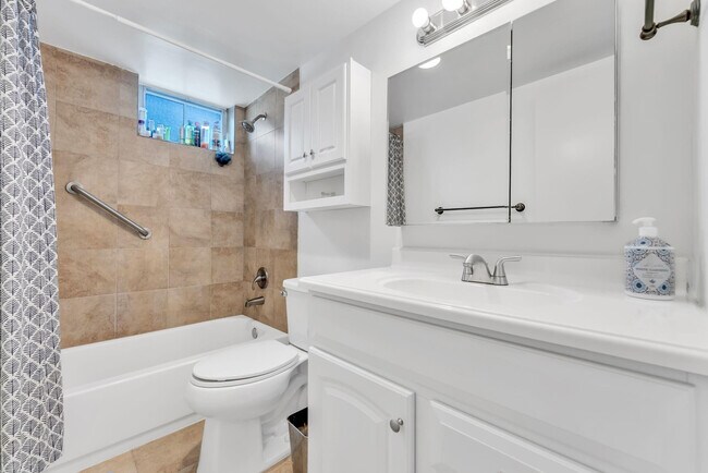 Building Photo - 1821 NE 62nd St