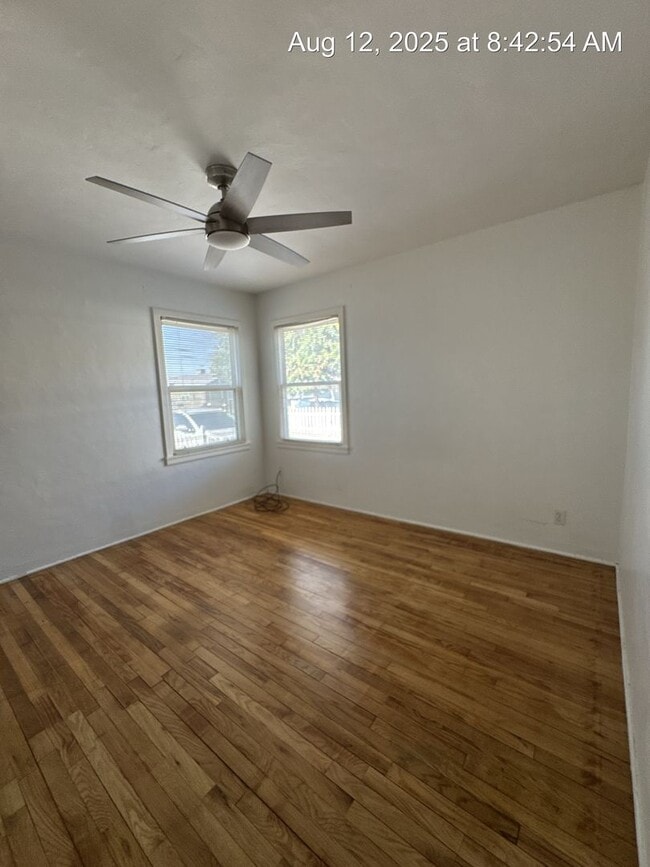 Building Photo - 2 Bedroom Home! Available Now!