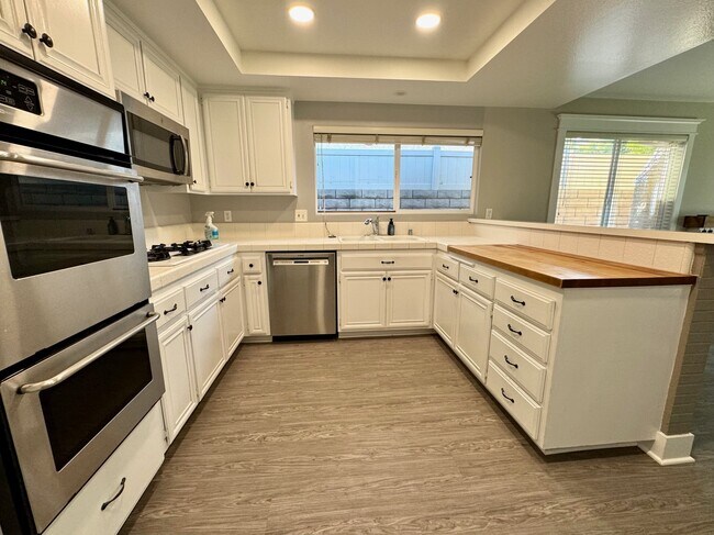 Building Photo - 3027 Oakwood Ln