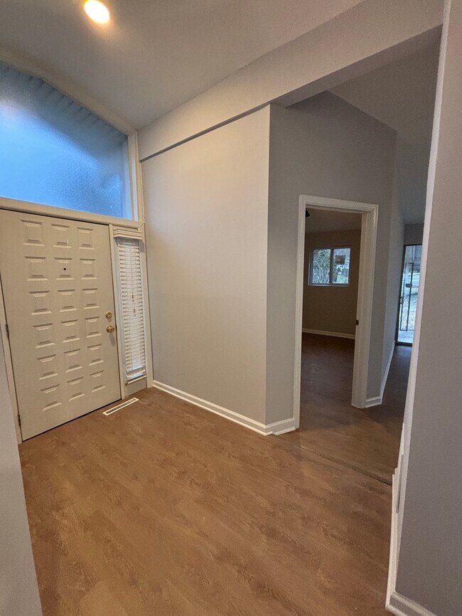 Building Photo - 5 Bedroom Home