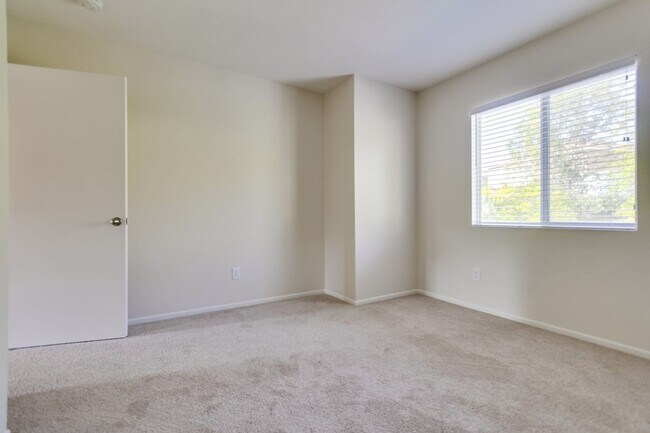 Building Photo - Gorgeous 4 Bedroom Santa Fe Hills Home With a Pool!