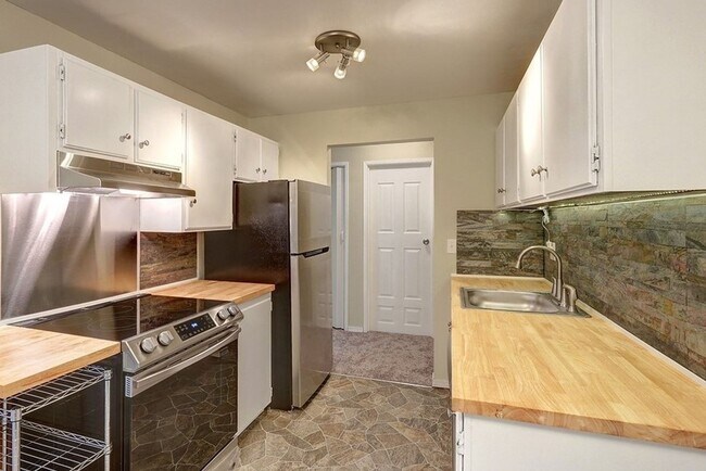 Building Photo - Updated Lynnwood 1 BD 1BA