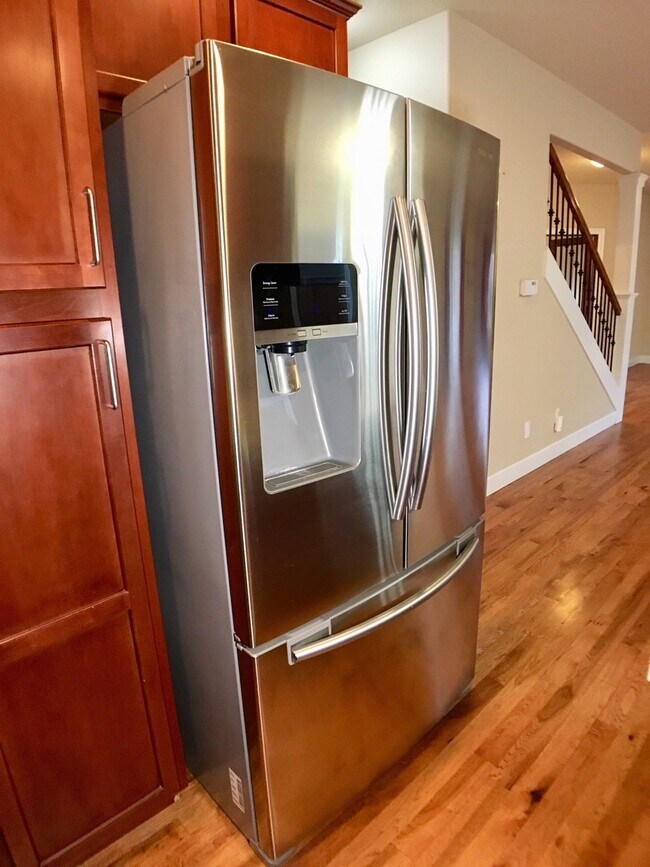 Building Photo - Stunning 3BD  Lake Shore Home with Office and Loft Area!  Gorgeous Finishes!