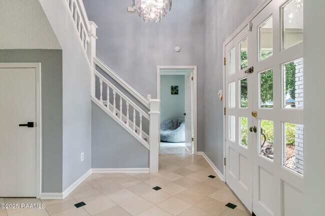 Building Photo - 206 Country Club Dr