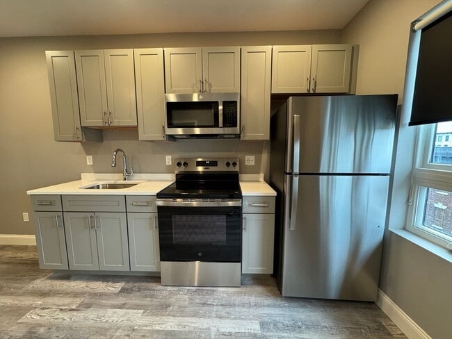 Building Photo - 650 Beach St