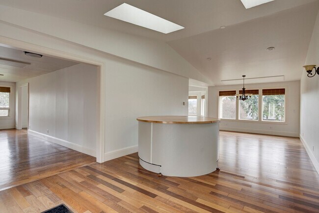 Building Photo - Charming Upper-Level Home with Water View – Walk to Downtown Coupeville