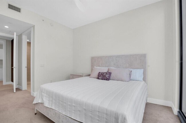 Building Photo - 301 1st St S