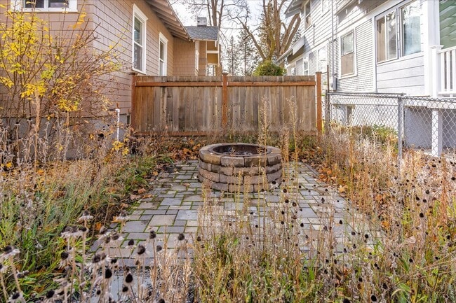 Building Photo - South Hill Charmer 3 bed, 1 bath available...