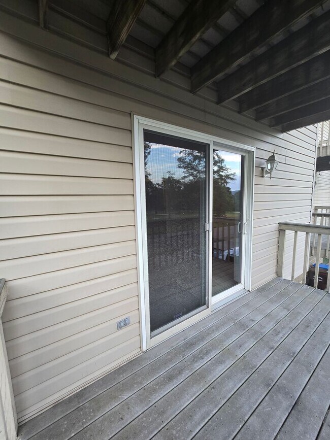Building Photo - Large 3 Bedroom Townhouse in Burrell Schoo...