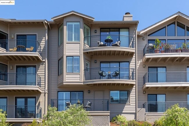 Building Photo - Four Bedroom Home with Panoramic Views