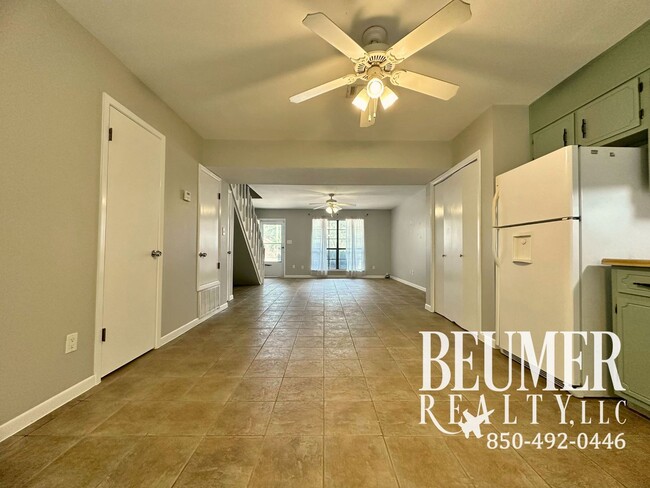 Building Photo - 2br 1.5 bath Townhome Located Close to Water