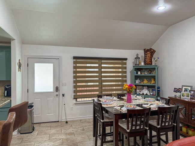 Building Photo - 208 Chisos Oak Dr