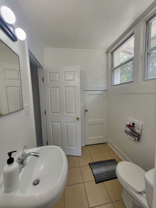 Building Photo - 980 Harte Dr SW