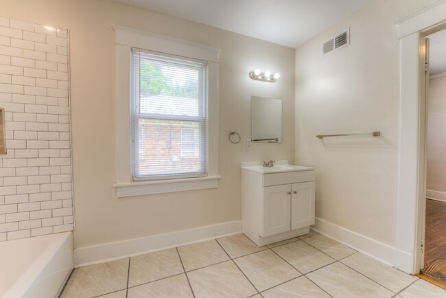 Building Photo - Newer renovation with ensuite bathroom!