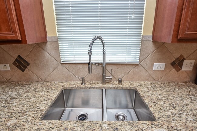 Building Photo - 25203 Oak Villa Dr