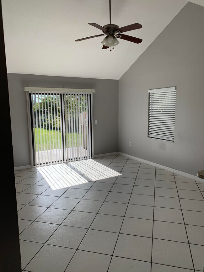 Building Photo - Beautiful and Updated 2/2 in Kissimmee