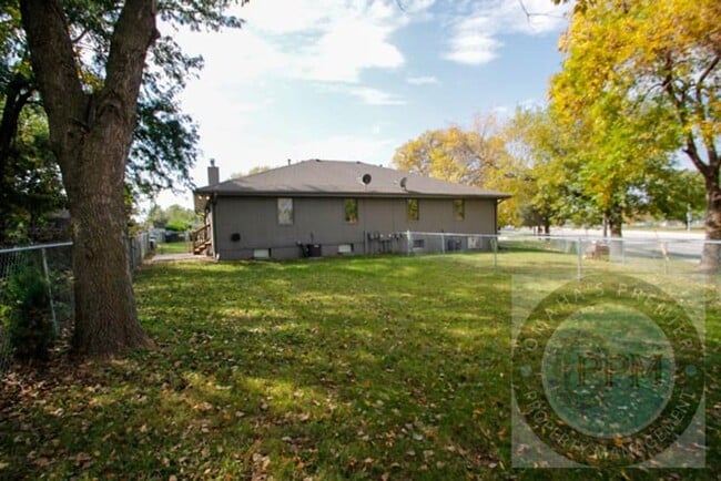 Building Photo - Comfortable 2 Bedroom/ 2 Bathroom Duplex |...