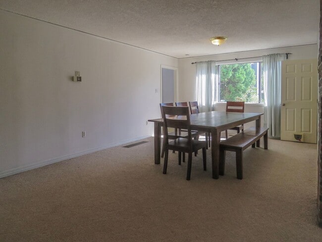 Building Photo - *** 4 Bedroom Sellwood Home ***