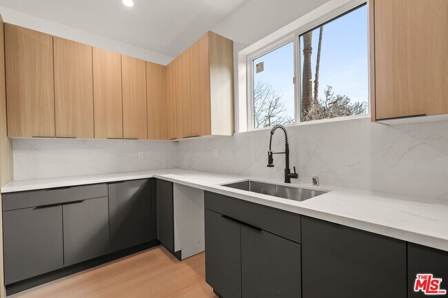 Building Photo - 913 N Hobart Blvd