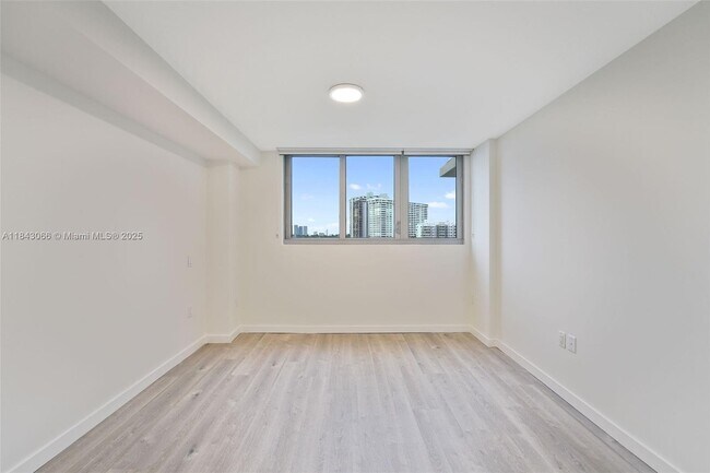 Building Photo - 1500 Bay Rd
