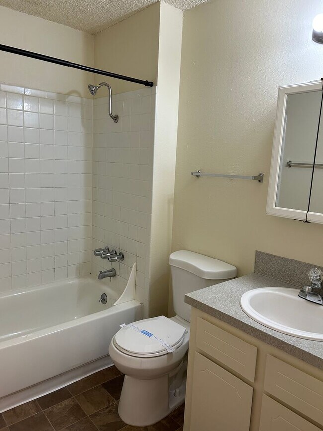 Building Photo - (749) Jackson Square - 2 Bedroom / 1.5 Bathroom Townhome – Albany