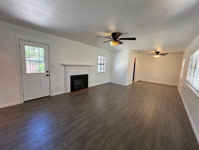 Building Photo - Spacious 3 bed 1bath home available in Ard...