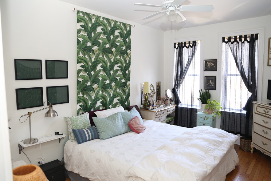 Tons of room in each bedroom - 3570 W Lyndale St