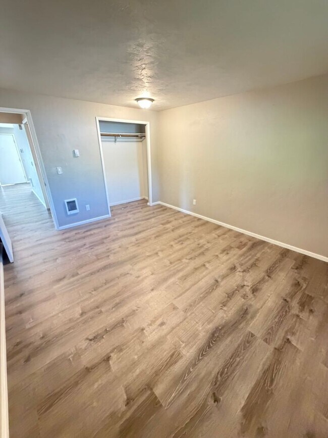 Building Photo - Pet Friendly 2 Bedroom in Lebanon!