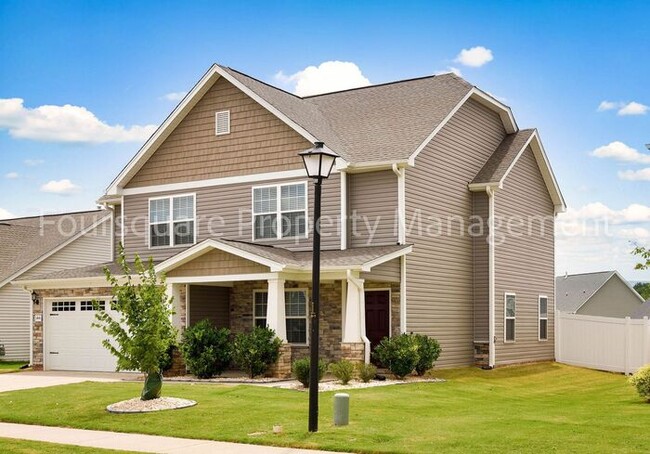 Building Photo - Spacious 3-Bed Home with Loft, Modern Kitc...