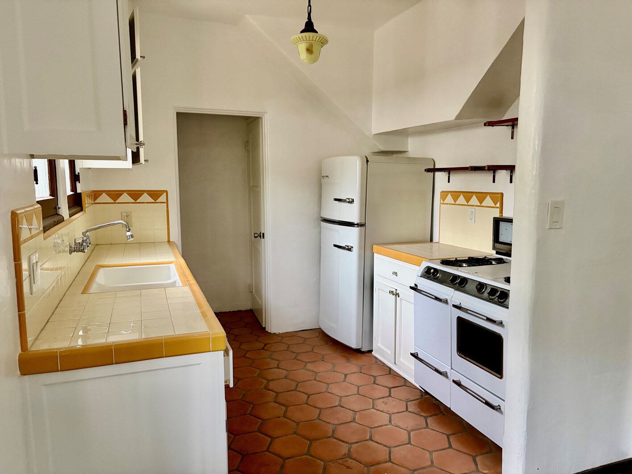 Building Photo - 1519 N Hayworth Ave