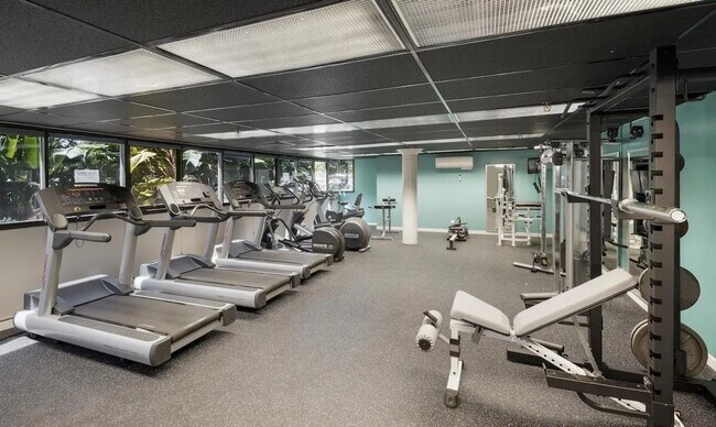 Building Photo - BEAUTIFUL TOP FLOOR  1 BED 1 BATH CONDO W/...