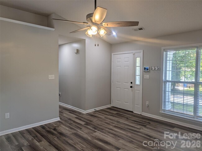 Building Photo - 131 Diamond Dr
