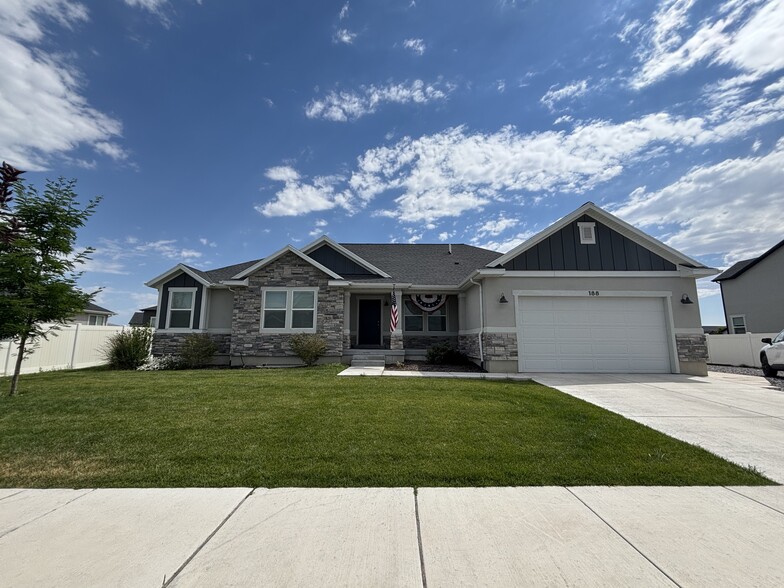 Building Photo - 188 E Bruin Dr