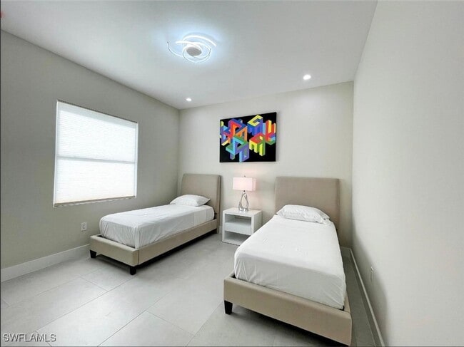 Building Photo - 687 23rd St SW