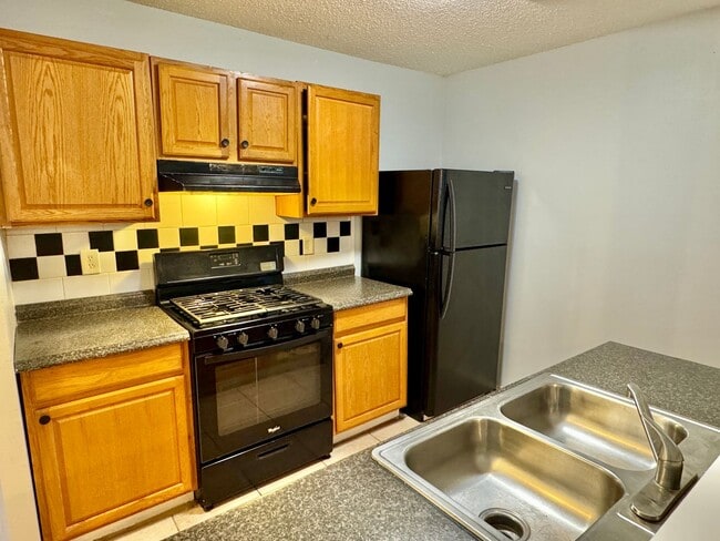 Building Photo - Charming 3-bedroom waiting to be yours !!
