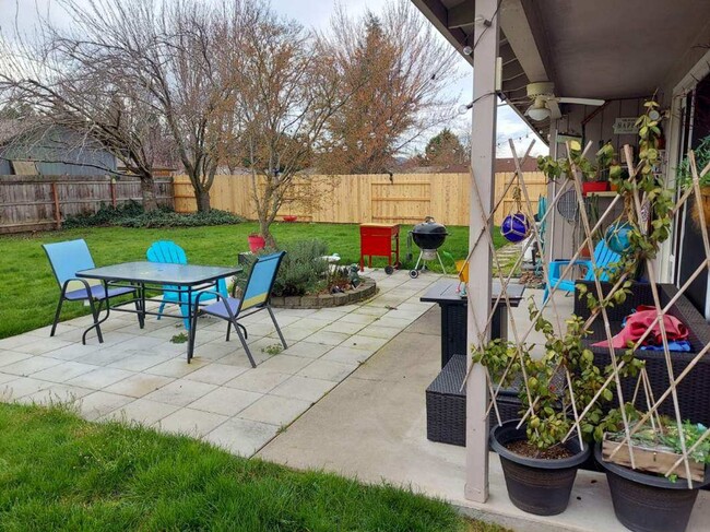 Building Photo - SINGLE FAMILY HOME WITH HUGE FENCED IN YARD