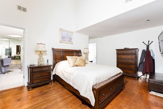 Building Photo - Stunning 4 Bedroom 3 and a Half Bath Bethe...
