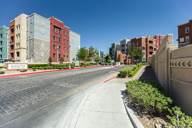 Building Photo - Top Floor 2 Bedroom Condo Located in Manha...