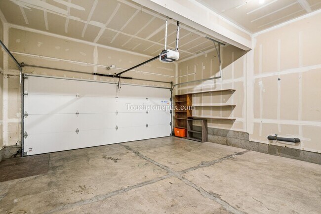 Building Photo - Spacious 4 BR 2.5 BA Home in Damascus