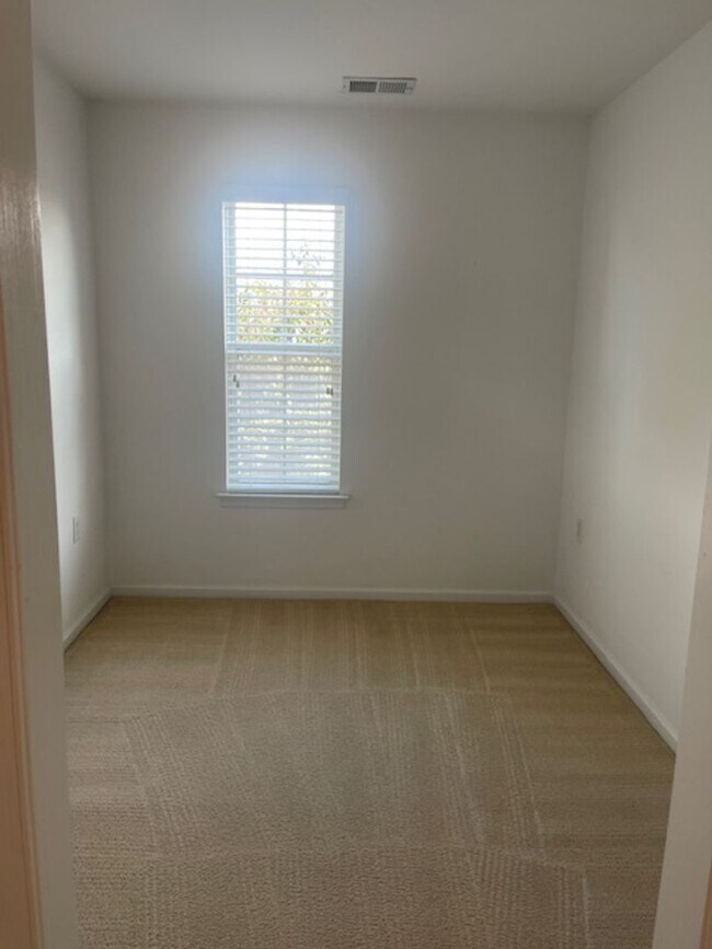 Building Photo - 1543 Hambledon Loop