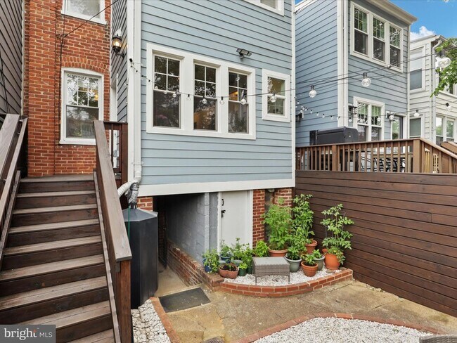 Building Photo - 1813 Bay St SE