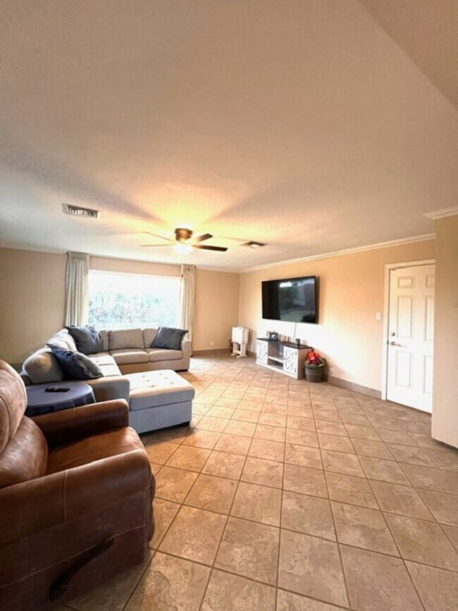 Building Photo - SAN CARLOS BEAUTY!