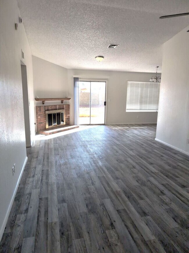 Building Photo - AVAILABLE NOW - NO HOA COMMUNITY!!!